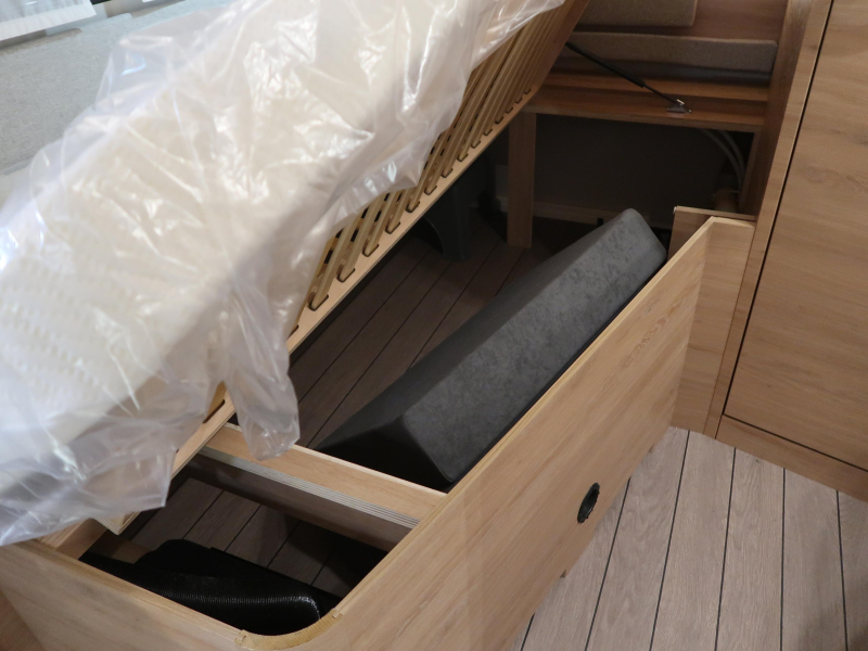 Knaus Sudwind Black Selection 450 FU FRANS BED / RONDZIT  foto: 5