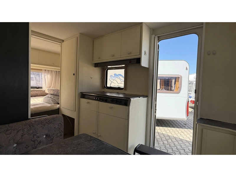 Dethleffs Camper 440 T treinzit vast bed toilet  foto: 6