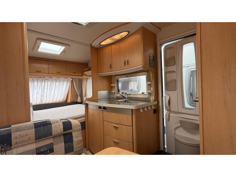 Hobby De Luxe 400 SF treinzit vast bed toilet 