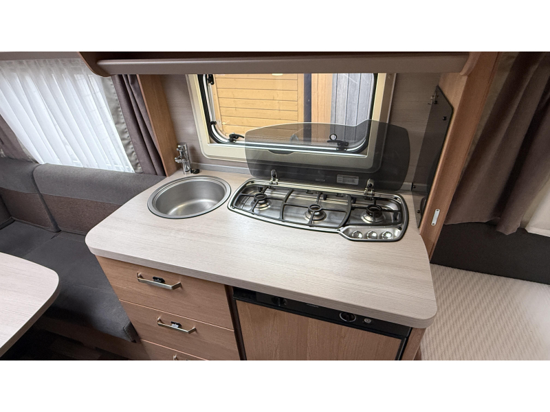 Knaus Sport 450 FU frans bed rondzit toilet  foto: 4