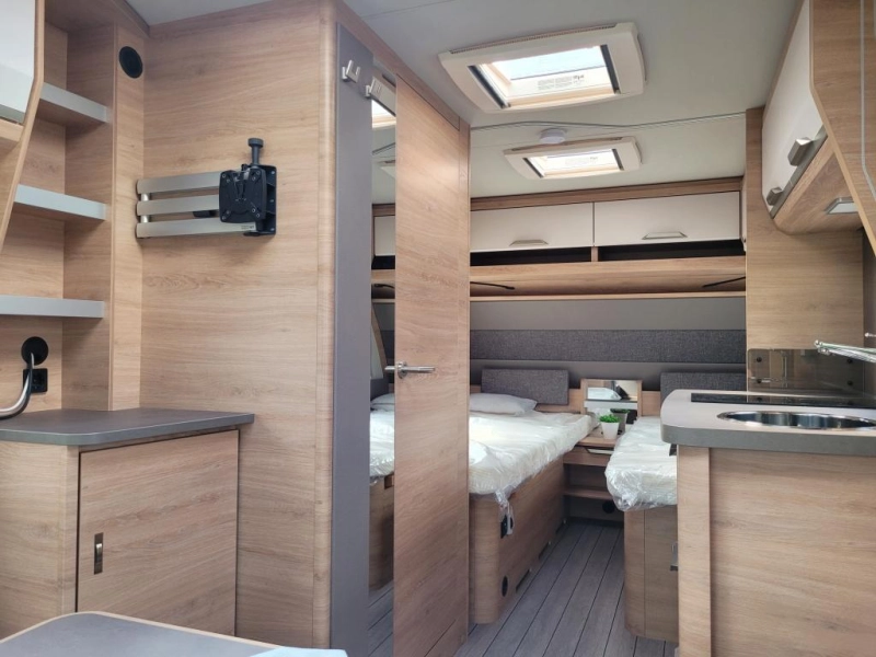 Knaus Sudwind Black Selection 460 EU Red Edition 