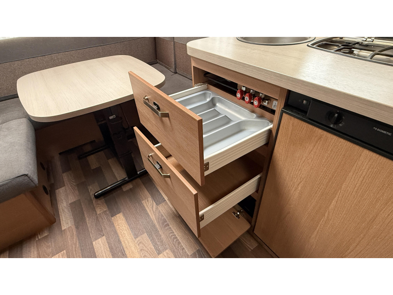 Knaus Sport 450 FU frans bed rondzit toilet  foto: 5