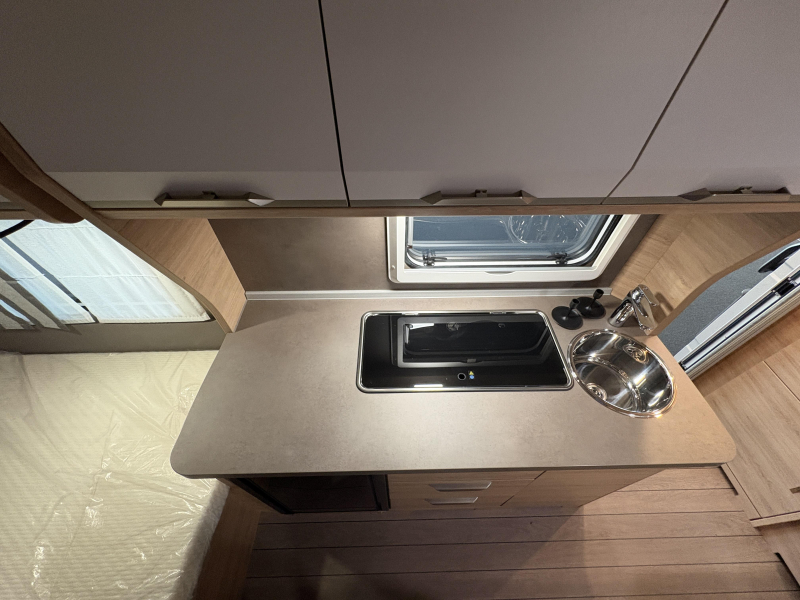 Knaus Sudwind 420 QD dwarsbed / treinzit  foto: 9