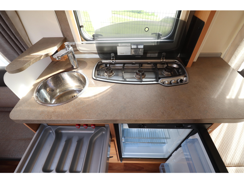 Knaus Sudwind Silver Selection 450 FU Mover Vloerverwarming  foto: 12