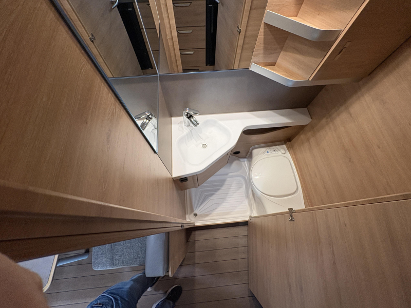 Knaus Sudwind 420 QD dwarsbed / treinzit  foto: 6