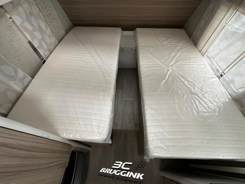 Bürstner Averso Plus 520 TL ENKELE BEDDEN + HEFBED  foto: 4