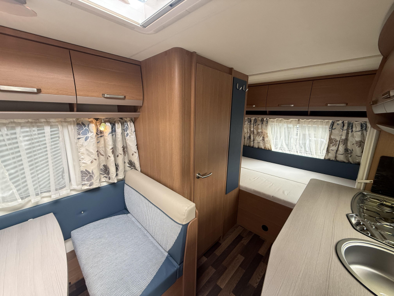 Knaus Sport 420 QD VASTBED TREINZIT VOORTENT 