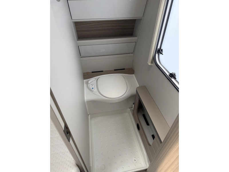 Bürstner Averso 490 TS FRANSBED RONDZIT LUIFEL  foto: 3
