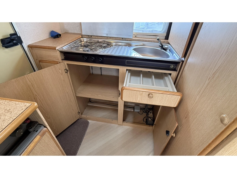 Knaus Sudwind 350 H kopkeuken toilet rondzit 