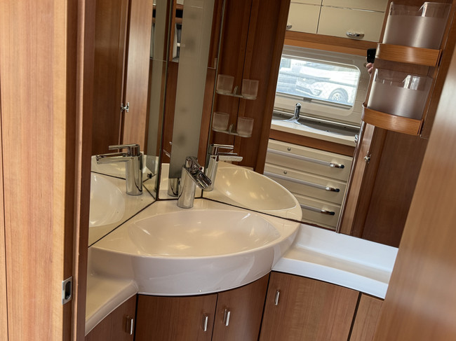 Hobby Excellent 495 UL met ENKELE BEDDEN en grote rondzit **Mover/Reservewiel/XXL Koelkast/Fietsendrager voor & achter/Zeer nette staa foto: 13