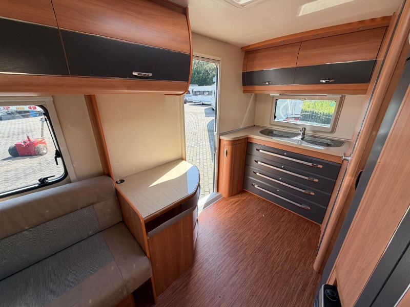 Hobby De Luxe 380 TB Met mover en luifel!  foto: 14