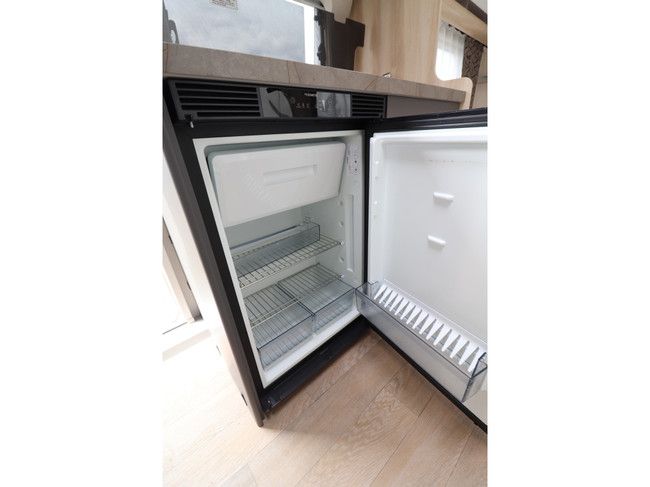 Hobby De Luxe 460 LU Autark / Enkele bedden foto: 11