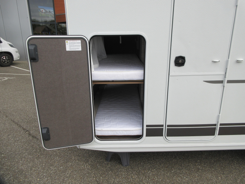 Dethleffs C'Joy 480 QLK GEZINS CARAVAN, VOORTENT  foto: 16