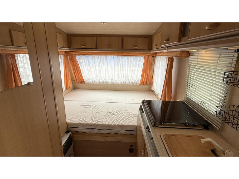 Adria Optima 425 TK vast bed zit toiletruimte  foto: 11