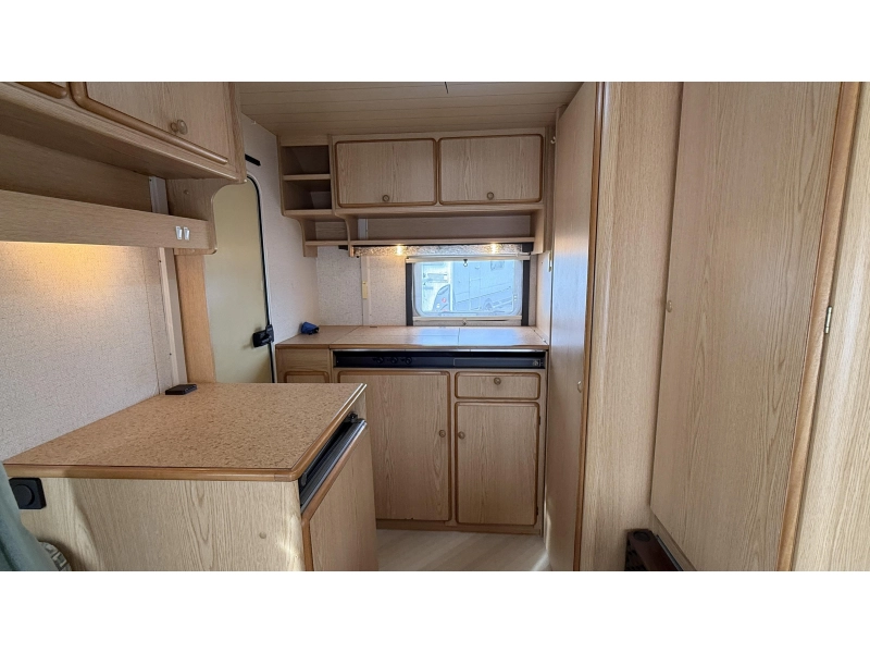 Knaus Sudwind 350 H kopkeuken toilet rondzit 