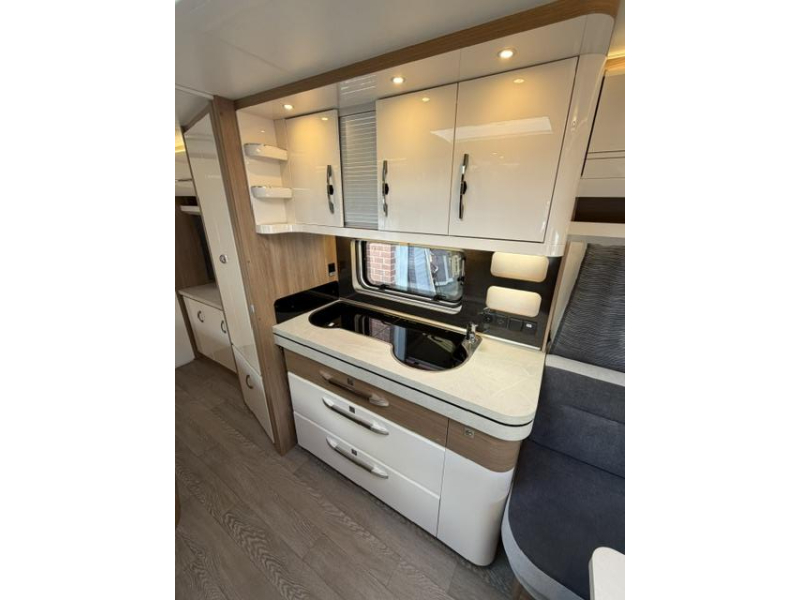 Hobby Excellent 560 WFU Incl. Mover en Luifel  foto: 13