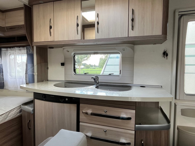 Hobby 440 Sf De Luxe Vast bed , voortent, zeer nette staat!