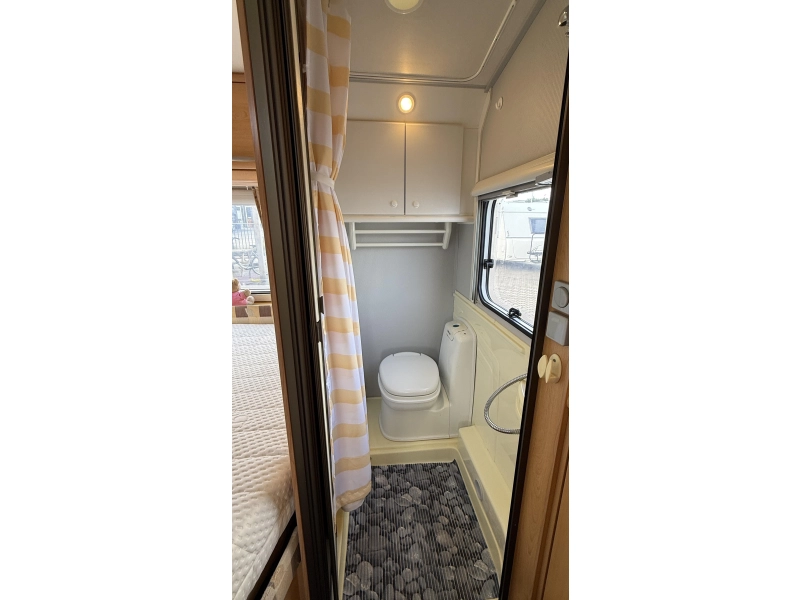 Knaus Sudwind 450 TF frans bed rondzit toilet  foto: 9