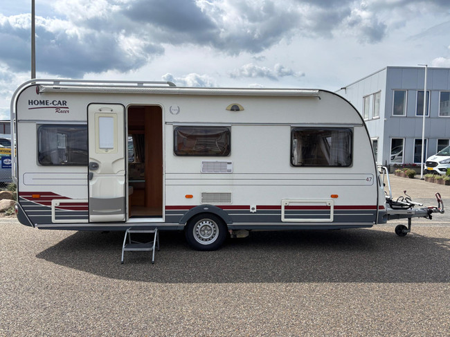 HOME-CAR 526h Racer 470 UE | 2 Enkele bedden | Volautomatische mover | Fietsendrager | Zakluifel | 3-Pits gasfornuis foto: 4