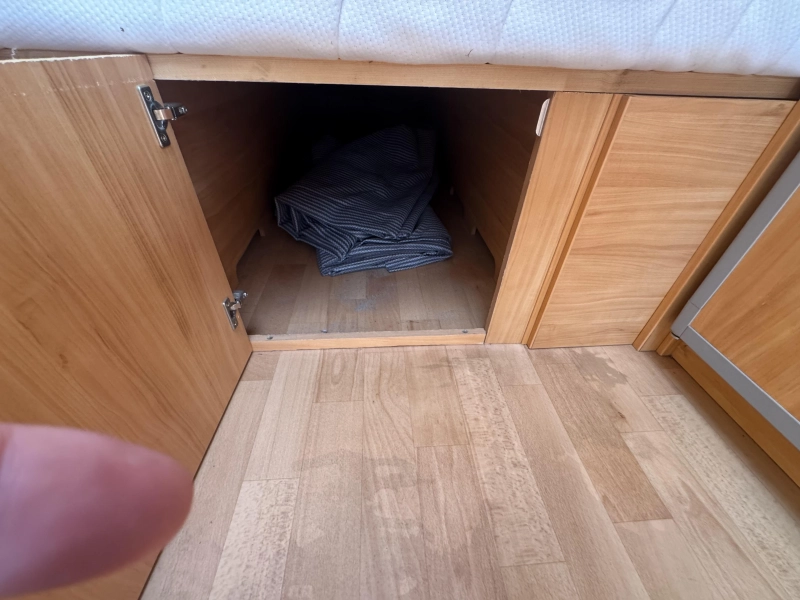 Adria Adora 472 LU Rondzit vast bed voortent  foto: 3