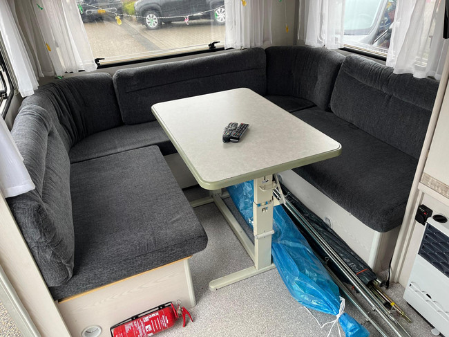 Knaus Sport 2404 | Voortent | Halfautomaat mover | Vastbed | Dinette (rondzit) | Kachel | Casette toilet | Imperiaal/ladder foto: 7