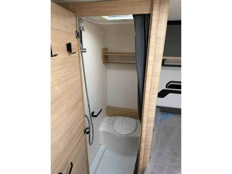 Caravelair Sport Line 455 Frans bed - Ruime rondzit  foto: 12