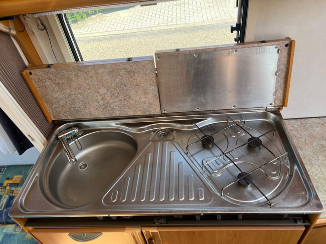 LMC 450 | Fietsenrek | Half Automatische Mover | Dinette | Voortent | Kachel foto: 14