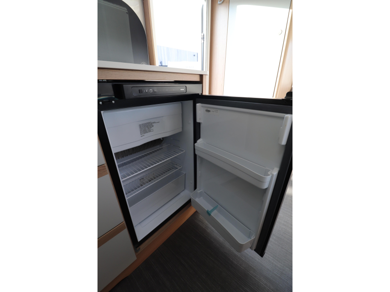 Dethleffs Aero 410 QS Dwarsbed / mover / luifel  foto: 12