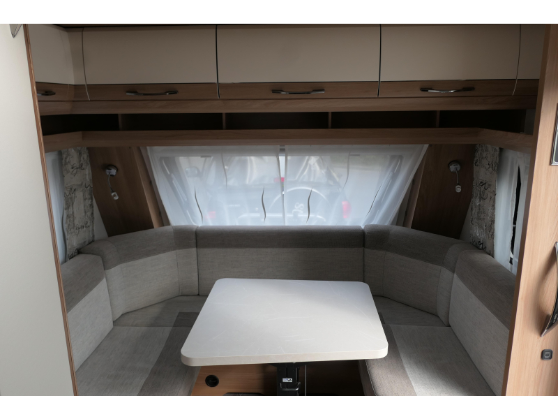 Hobby De Luxe 460 LU enk. bed mover en voort.  foto: 8