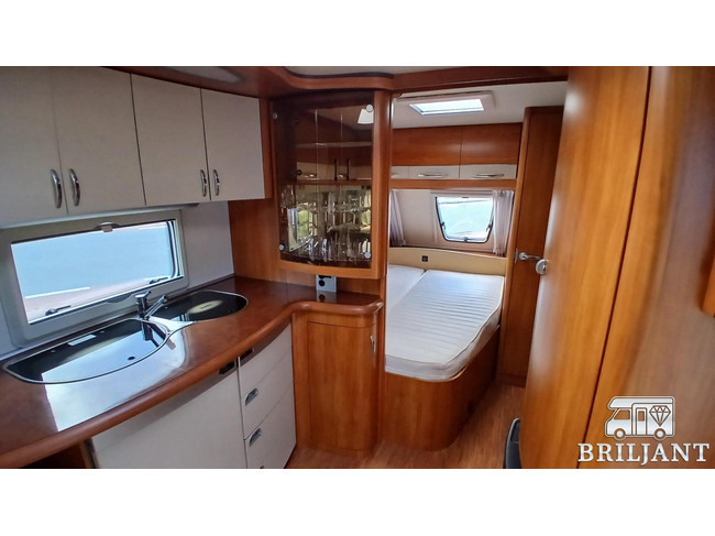 Hobby 560 UFE caravan fransbed/rondzit foto: 8