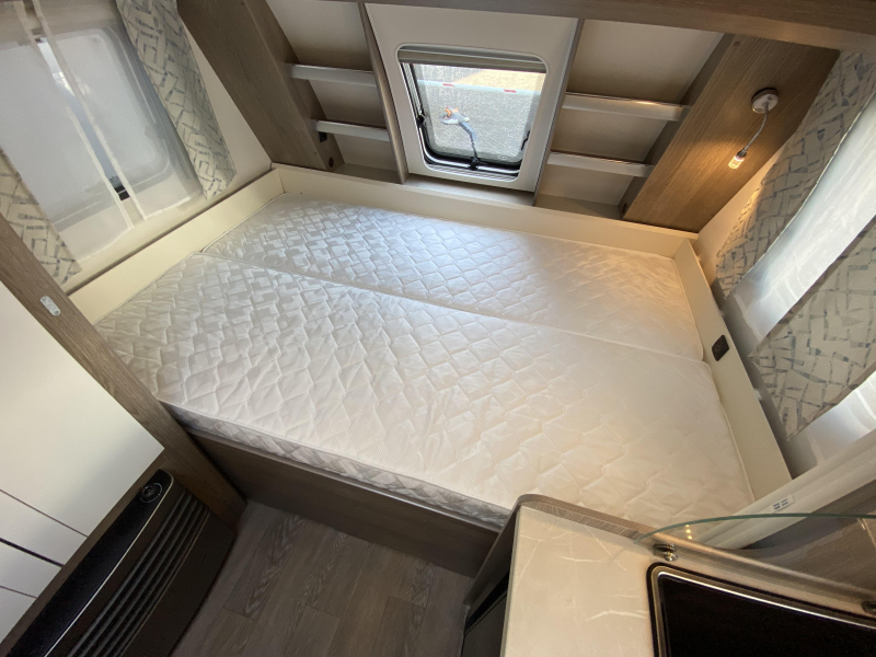 Hobby On Tour 390 SF Treinzit, dwars bed  foto: 19