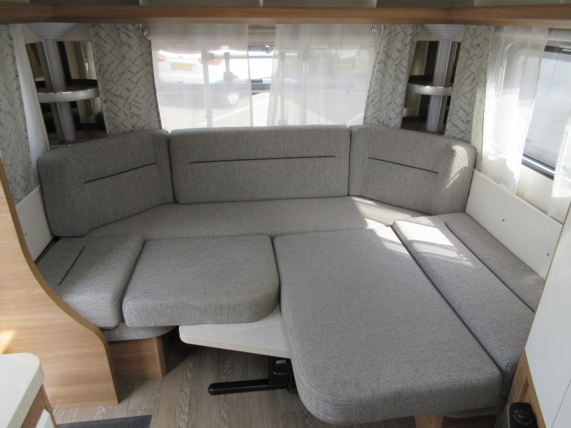 Hobby De Luxe 495 UL MOVER LUIFEL VOORTENT 