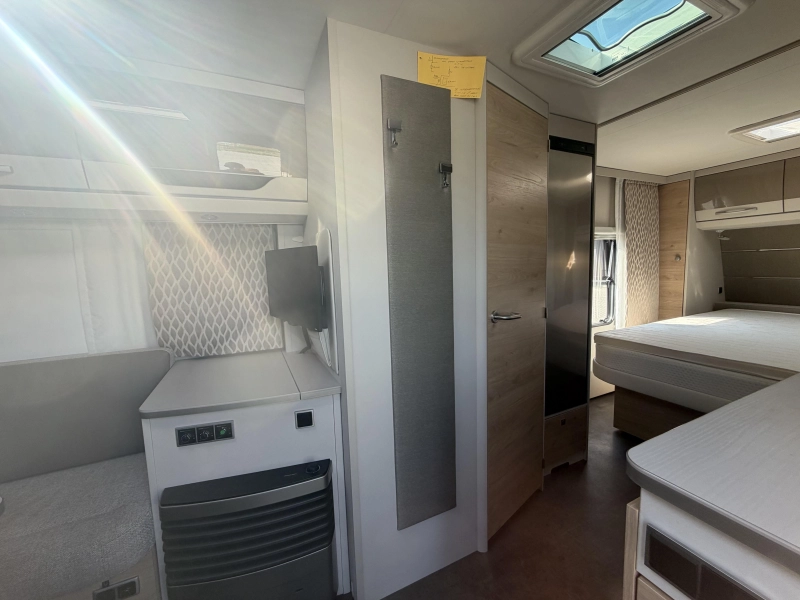 Dethleffs Nomad 530 DR queensbed / voortent  foto: 6