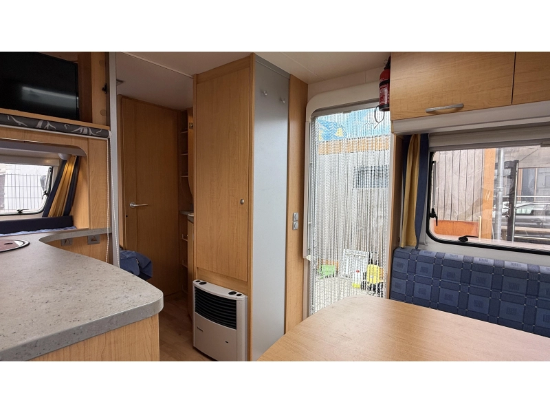 Knaus Sudwind 450 FU frans bed rondzit toilet  foto: 7