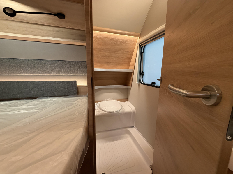 Knaus Sudwind Black Selection 450 FU rondzit / fransbed  foto: 15