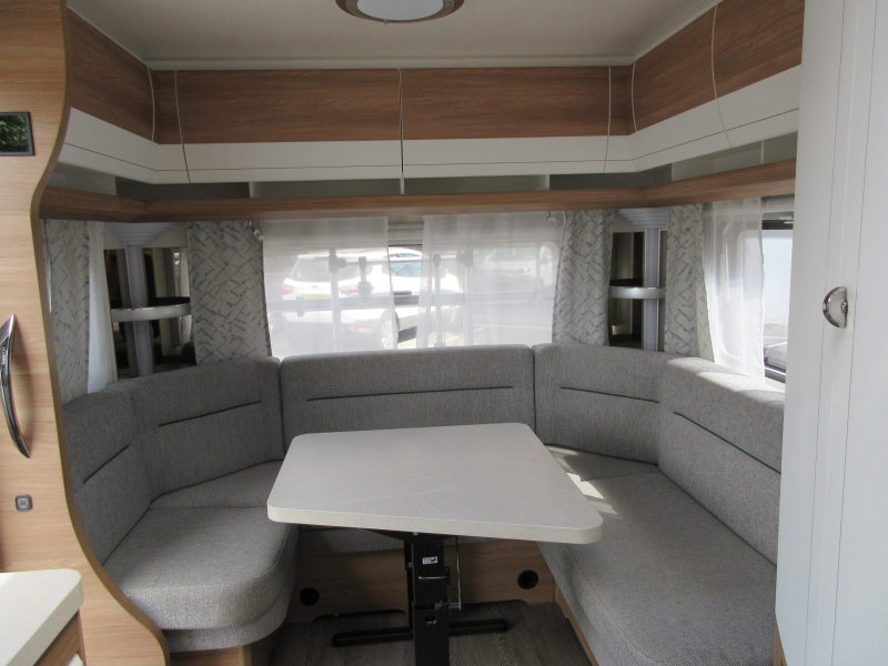 Hobby De Luxe 495 UL MOVER LUIFEL VOORTENT  foto: 2