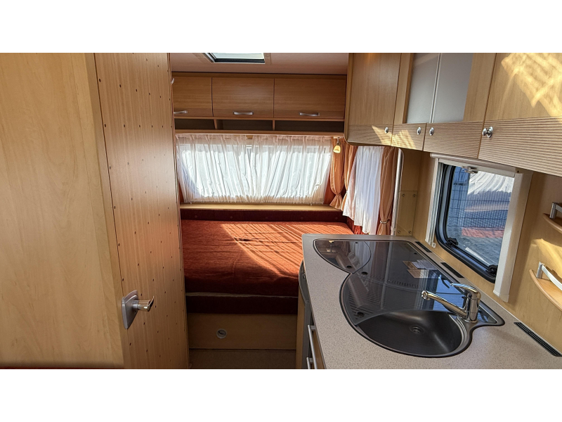 Dethleffs Camper 440 DB dwars bed zit toilet  foto: 2