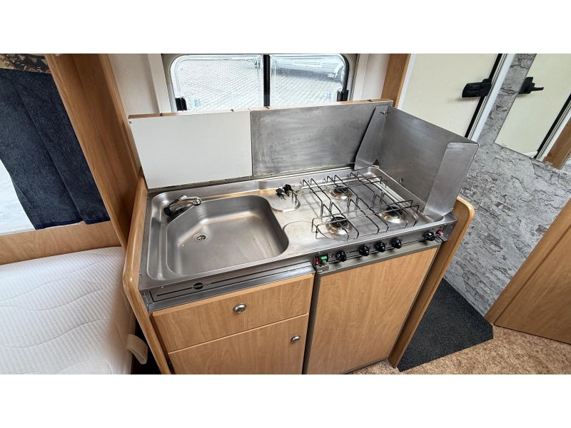 Bürstner Ventana Avantgarde 420 TN treinzit vast bed toilet  foto: 5