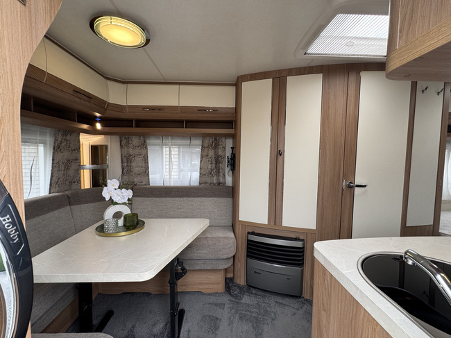 Hobby De Luxe 495 UL met enkele bedden **Mover/Fietsendrager/Zakluifel/Buitengas/2e serviceluik/1e eigenaar/Zeer nette caravan**