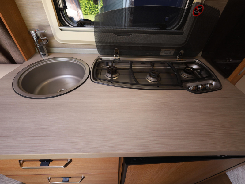 Knaus Sport 450 FU inclusief voortent  foto: 8