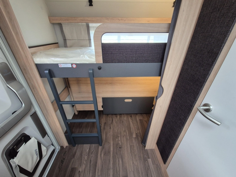 Knaus Sport Platinum 500 QDK Stapelbed en garagedeur  foto: 19