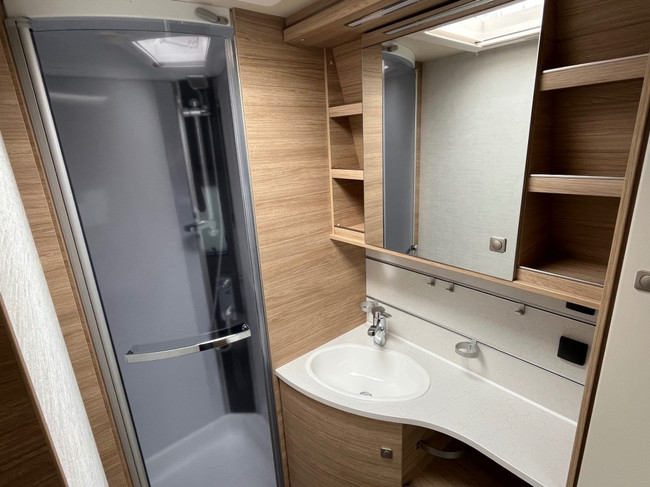 Fendt 550 Sd Bianco Activ (2023) Frans bed, grote badkamer , Mover, zeer nette staat! foto: 6