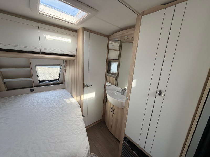 Hobby De Luxe 400 SFE Met Luifel!  foto: 6