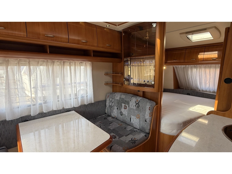 Hobby Excellent 410 SFE frans bed treinzit toilet  foto: 5