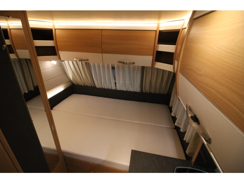 Knaus Sudwind Silver Selection 420 QD Mover Thule 6300 Voortent  foto: 8
