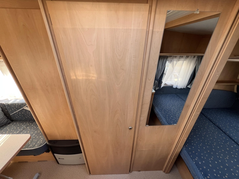 Bürstner Ventana Avantgarde 435 TS Voortent en losse luifel  foto: 8