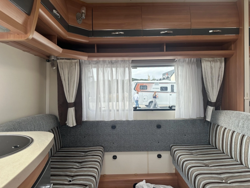 Hobby De Luxe 400 SFE mover - voortent - luifel  foto: 5
