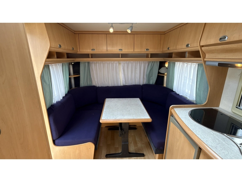 Hobby De luxe Easy 460 UFE frans bed rondzit toilet 