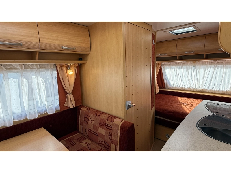 Dethleffs Camper 440 DB dwars bed zit toilet 