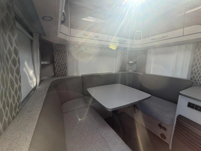 Dethleffs Nomad 530 DR queensbed / voortent  foto: 7